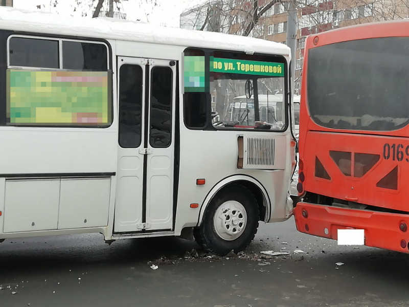 В Оренбурге столкнулись два автобуса. Пострадал пассажир
