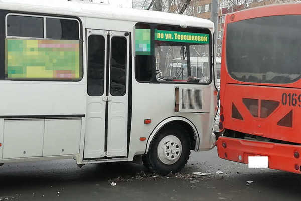 В Оренбурге столкнулись два автобуса. Пострадал пассажир