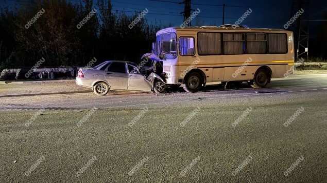 В Орске лоб в лоб столкнулись «Лада Приора» и автобус. Водитель легковушки погиб