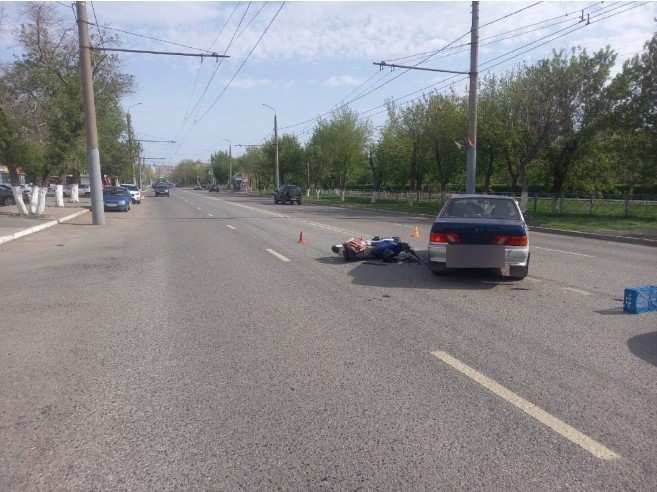 В Оренбурге ВАЗ столкнулся с мотоциклом