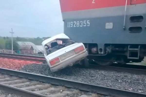 Житель Шарлыкского района угнал автомобиль и попал на нём под поезд