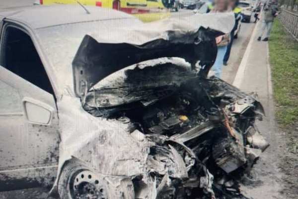В Оренбурге в результате аварии один из автомобилей загорелся