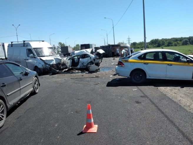 На Загородном шоссе столкнулись четыре автомобиля