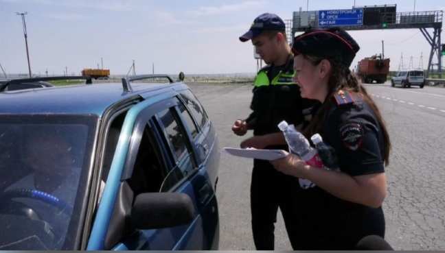 В Орске сотрудники Госавтоинспекции раздали водителям воду на трассе Оренбург – Орск