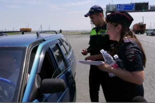 В Орске сотрудники Госавтоинспекции раздали водителям воду на трассе Оренбург – Орск