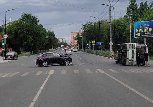 В Оренбурге в результате ДТП перевернулся пассажирский автобус