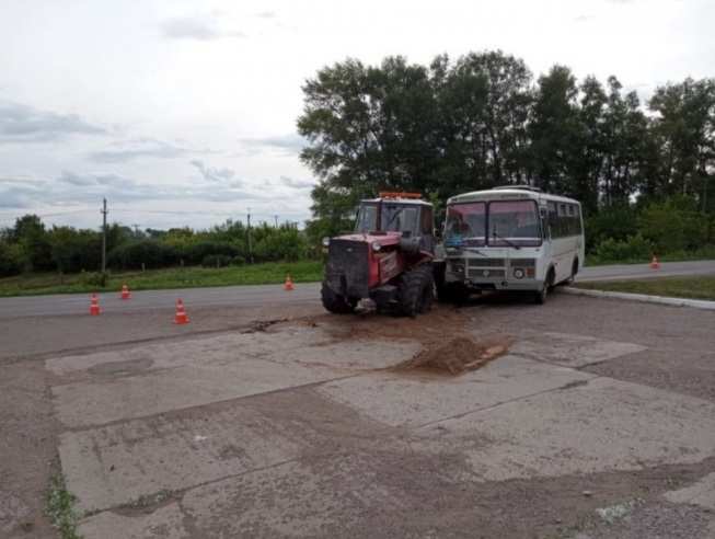 В Сакмарском районе столкнулись пассажирский автобус и трактор