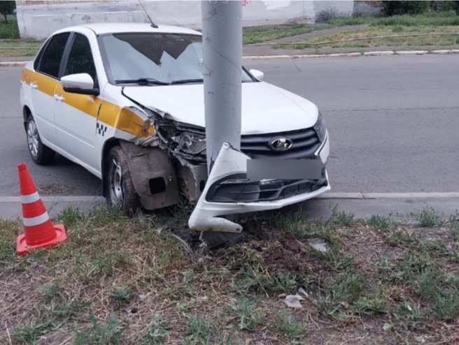 В Оренбурге автомобиль такси въехал в столб