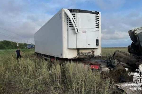 В результате аварии на трассе Оренбург - Илек в салоне фуры оказался зажат человек