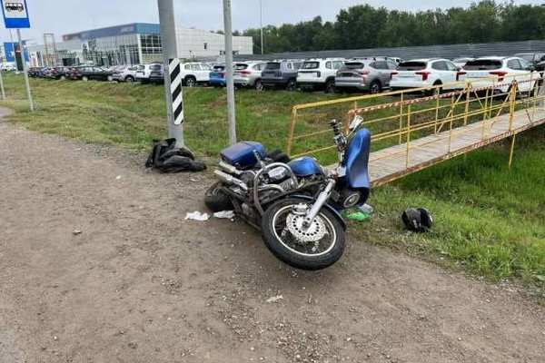 На Нежинском шоссе Оренбурга мотоциклист на скорости въехал в столб