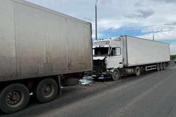 В Оренбурге в результате столкновения грузовиков пострадал человек