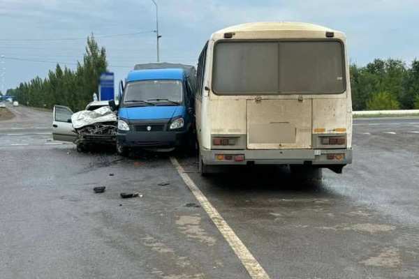 Три человека пострадали в массовой аварии в Оренбурге