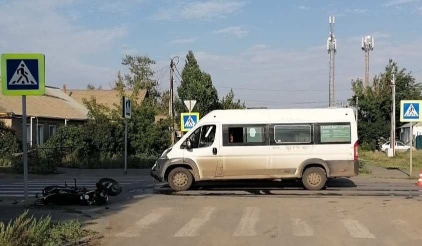 В Соль-Илецке водитель мотоцикла столкнулся с маршруткой