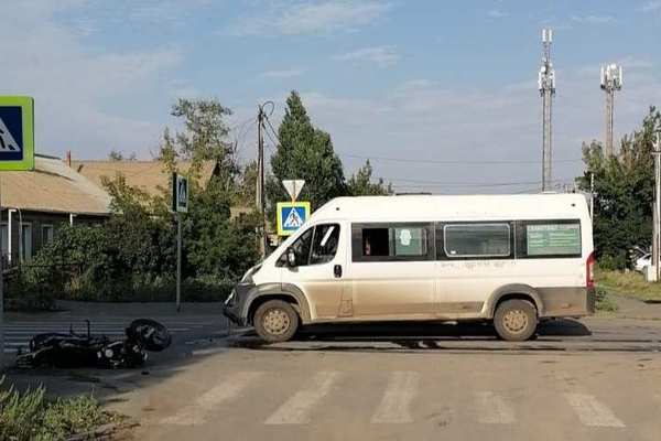 В Соль-Илецке водитель мотоцикла столкнулся с маршруткой