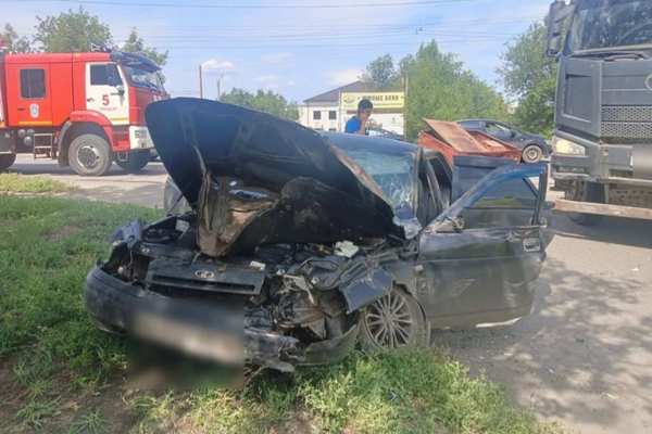 В Оренбурге столкнулись два легковых автомобиля