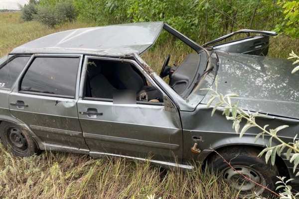 Под Оренбургом «ВАЗ-2114» врезался в опору линии электропередач