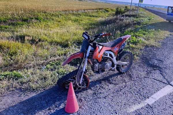 На дороге Оренбург – Орск в аварии пострадал водитель питбайка