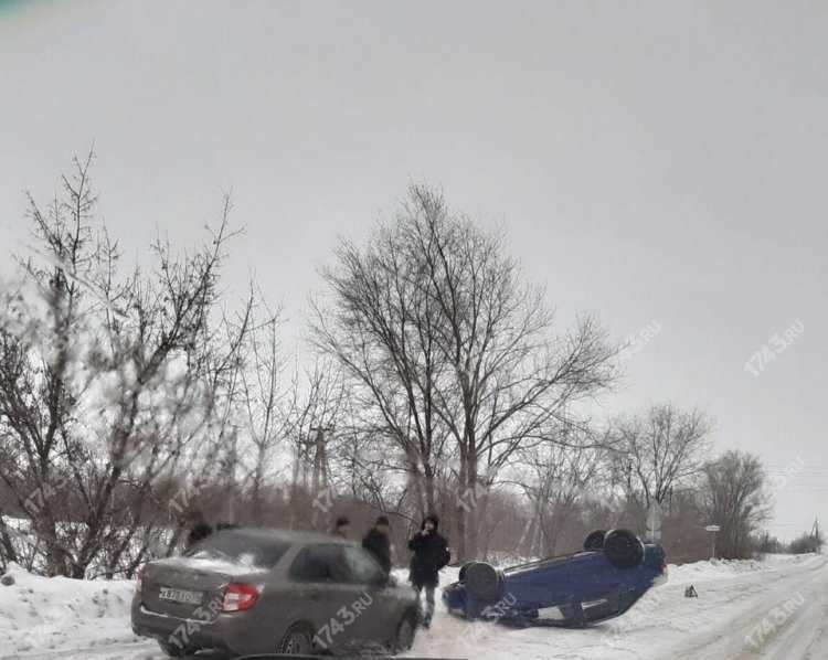 Аварию с двумя автомобилями спровоцировала снежная колея
