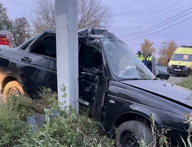 В Кувандыке «Лада» въехала в столб