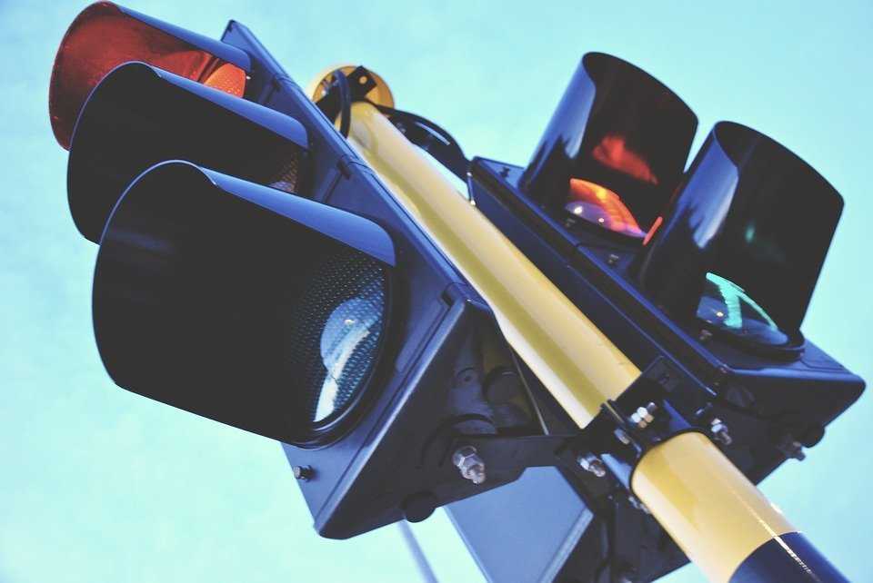 На российских дорогах появятся «умные» светофоры и приподнятые «зебры»
