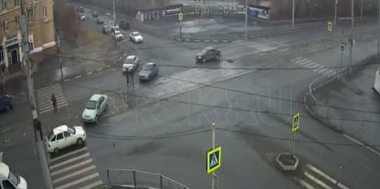 В центре Орска, на перекрестке с неработающими светофорами, столкнулись две легковушки