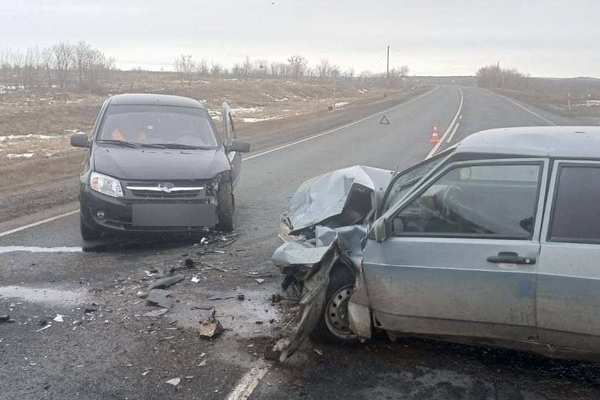 В Оренбургском районе столкнулись Лада и ВАЗ