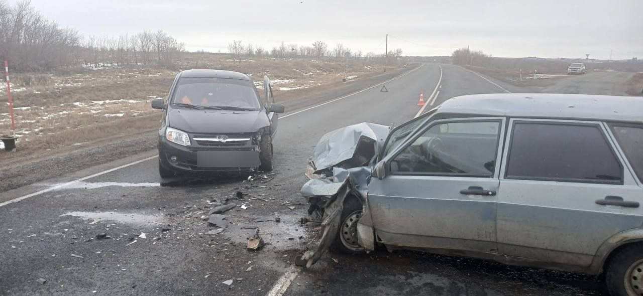 В Оренбургском районе столкнулись Лада и ВАЗ