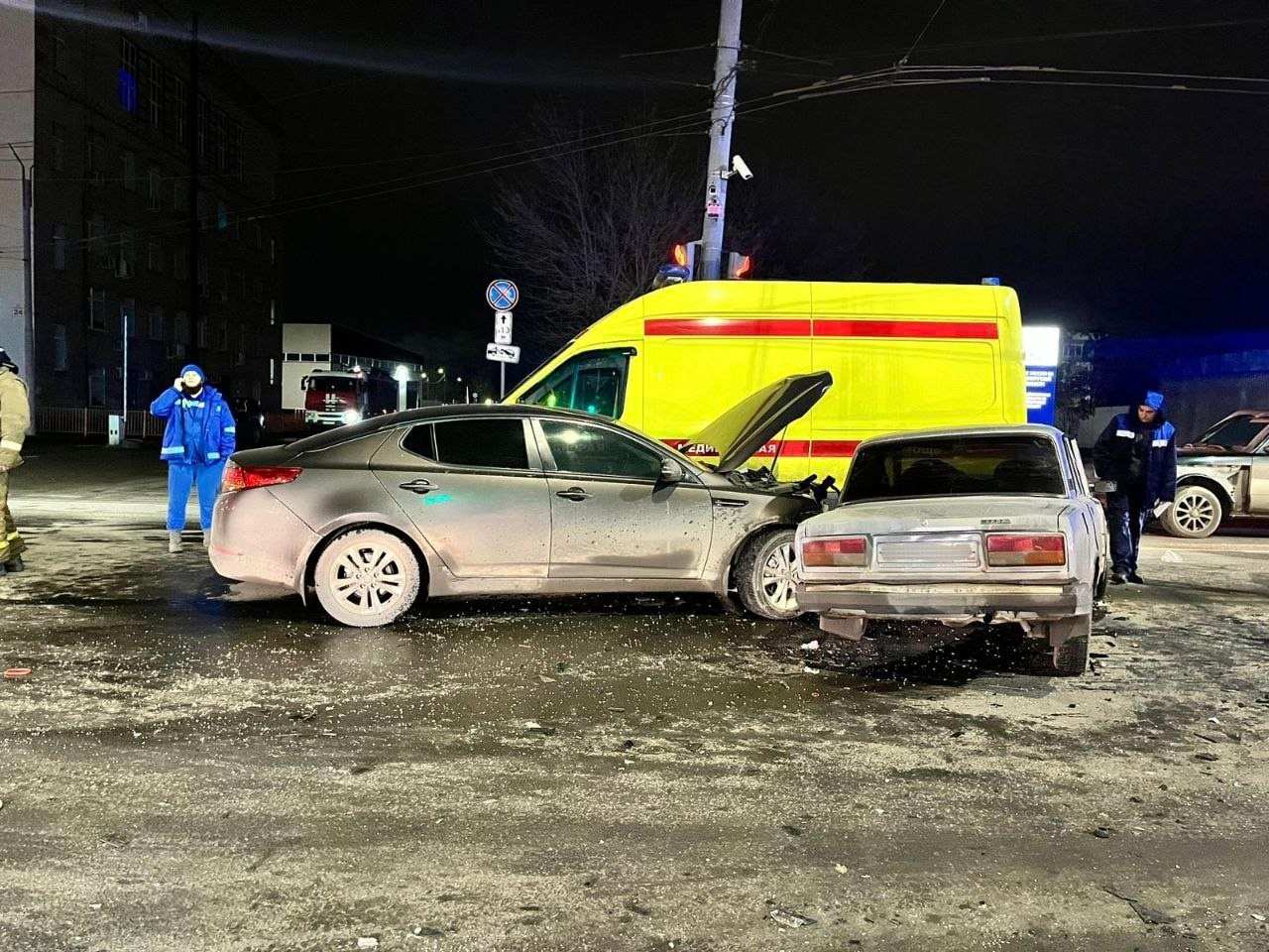 В Оренбурге столкнулись три автомобиля