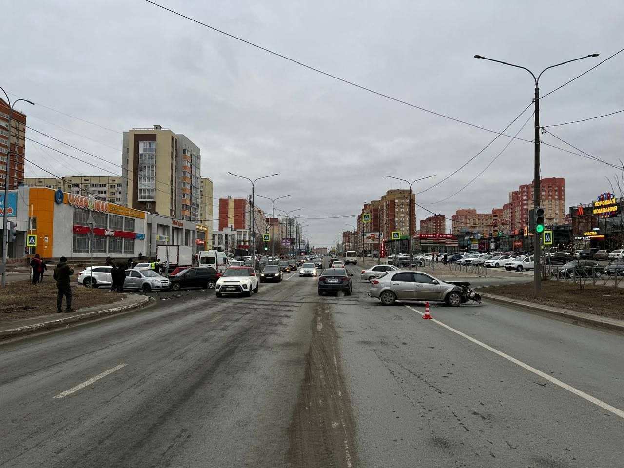 В Оренбурге столкнулись три автомобиля