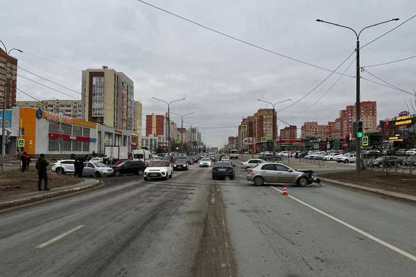 В Оренбурге столкнулись три автомобиля